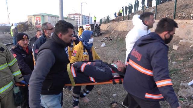 Son Dakika! Kırıkkale'de işçileri taşıyan minibüs şarampole yuvarlandı: 15 yaralı var