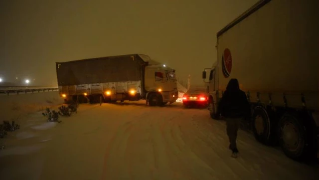 Son Dakika! Yoğun kar nedeniyle Tarsus-Adana-Gaziantep Otoyolu'nda ulaşım sağlanamıyor, 2 bin 900 kişi kurtarıldı