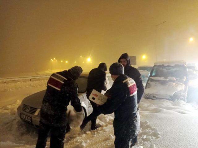 Son Dakika! Yoğun kar nedeniyle Tarsus-Adana-Gaziantep Otoyolu'nda ulaşım sağlanamıyor, 2 bin kişi kurtarıldı