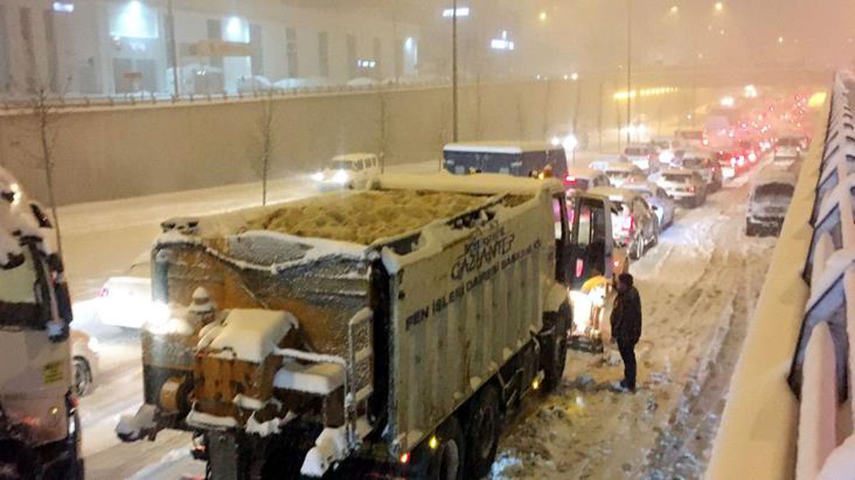 Son Dakika! Yoğun kar nedeniyle Tarsus-Adana-Gaziantep Otoyolu'nda ulaşım sağlanamıyor, 2 bin 900 kişi kurtarıldı