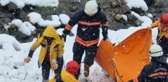 Trabzon'da 'buzlanma' kazası; dereye düşen araçta sürücü öldü, oğlu yaralı