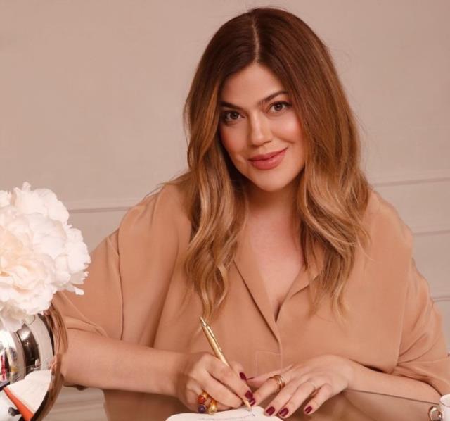 Ünlü moda yazarı Pelin Kaya 'Severim ama' diyerek Gülşen'in transparan elbisesini sert bir dille eleştirdi