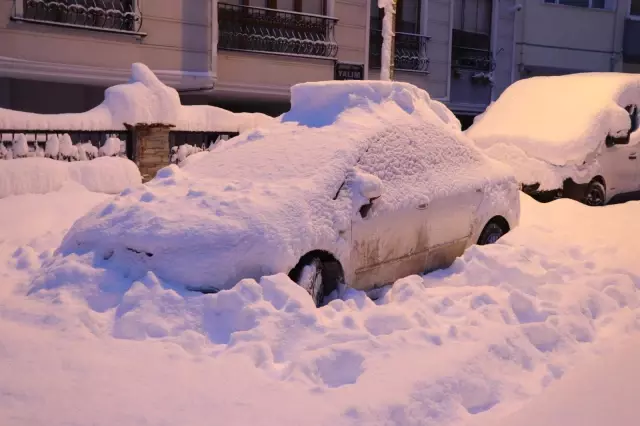 Yoğun kar yağışı sonrası park halindeki araçlar kar altında kayboldu