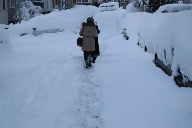 Yoğun kar yağışı sonrası park halindeki araçlar kar altında kayboldu