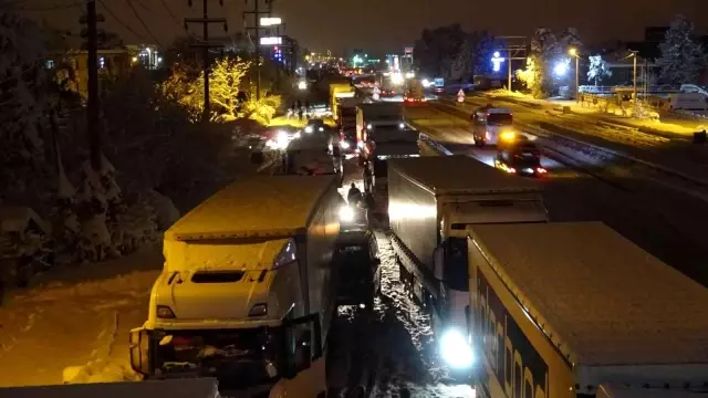 Yolun açılmasından umudunu kesen sürücüler araçlarını terk etti