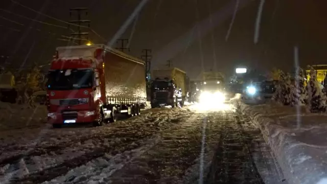 Yolun açılmasından umudunu kesen sürücüler araçlarını terk etti