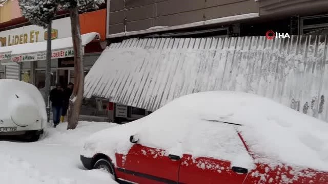 Adıyaman'da kar yağışı nedeniyle işyerlerinin çatıları çöktü