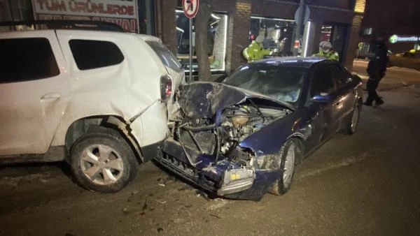 Alkollü sürücünün neden olduğu kazada park halindeki 4 araç birbirine çarptı