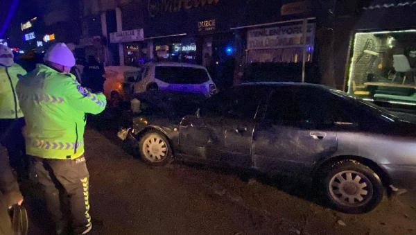 Alkollü sürücünün neden olduğu kazada park halindeki 4 araç birbirine çarptı