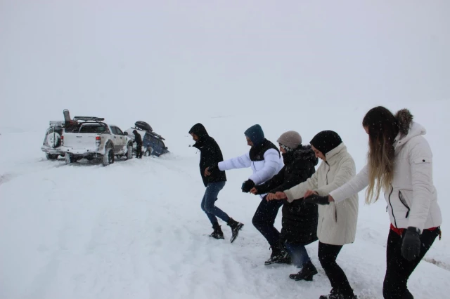 Kar yağışını eğlenceye çeviren de var! Yolda kalan araçlarını bırakıp halaya durdular