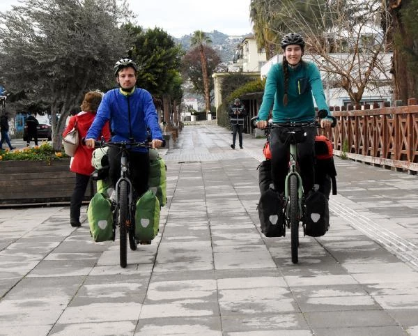 Balayında bisiklet turuna çıkan çift, 6 bin kilometre pedal çevirip Antalya'ya geldi