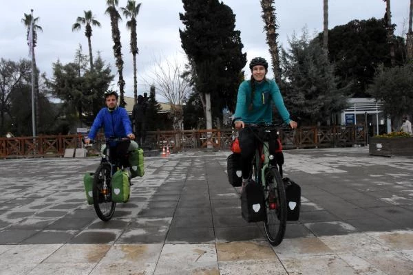 Balayında bisiklet turuna çıkan çift, 6 bin kilometre pedal çevirip Antalya'ya geldi