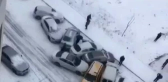 2 gün boyunca yağan kar şehirde hayatı felç etti! Buzlanan yolda 10 araç birbirine girdi