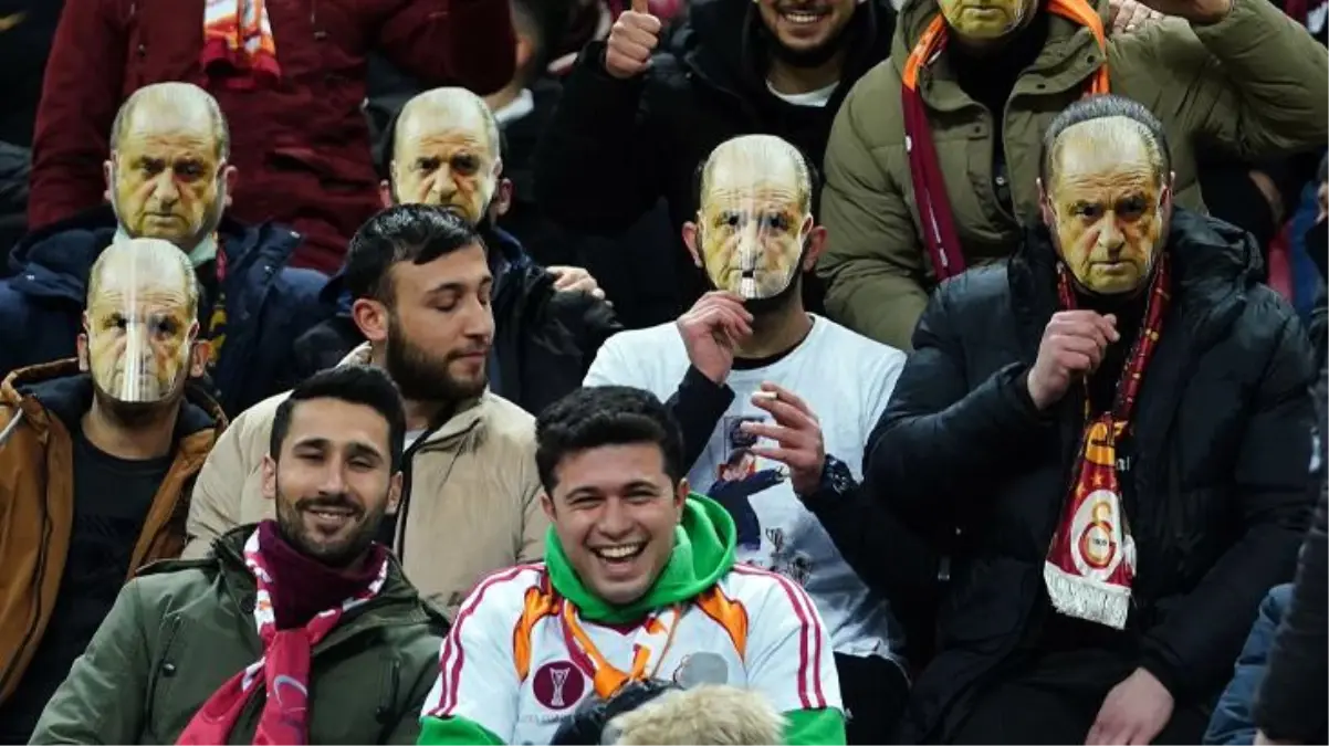 Galatasaray stadında maskeli taraftarlar! Başkan Burak Elmas'a mesaj
