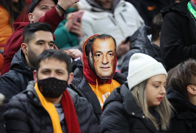Galatasaray stadında maskeli taraftarlar! Burak Elmas'a Fatih Terim mesajı Galatasaray stadında maskeli taraftarlar! Burak Elmas'a Fatih Terim mesajı