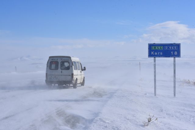 Kars'ta kar ve tipi etkili oluyor