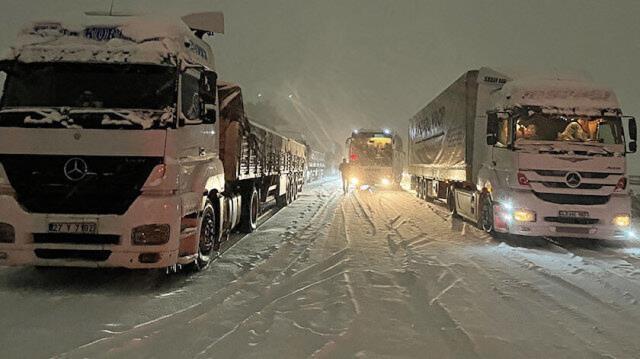 Olumsuz hava şartları TAG Otoyolu'nda ulaşıma engel oluyor