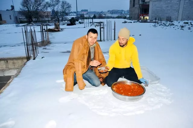 Şanlıurfalılar kar üstünde su yerine karla çiğköfte yoğurdu