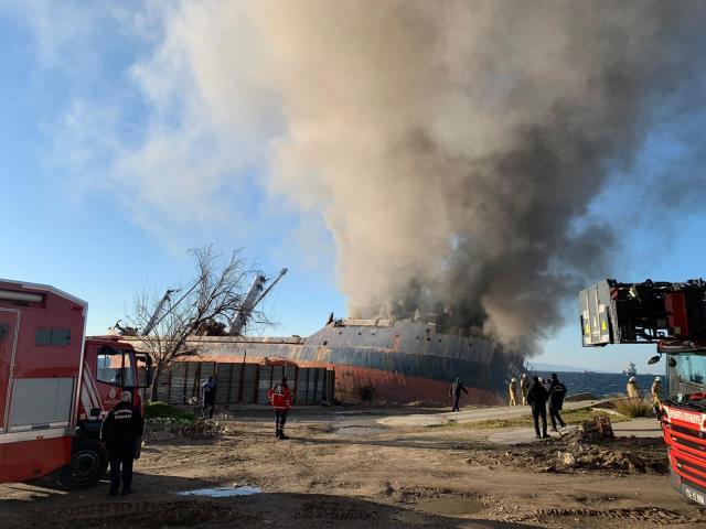 Son dakika: Kartal açıklarında karaya oturan gemide yangın çıktı! Bölgeye itfaiye ekipleri sevk edildi