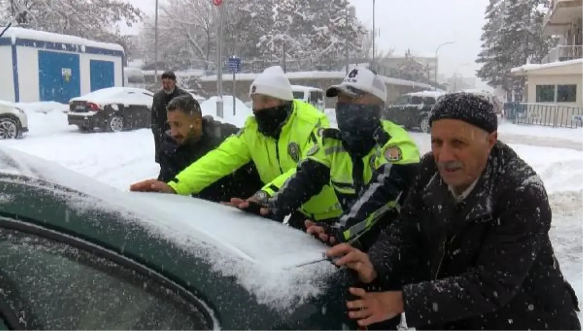 Trafik polisleri yolda kalan araçları iterek sürücülere yardım etti
