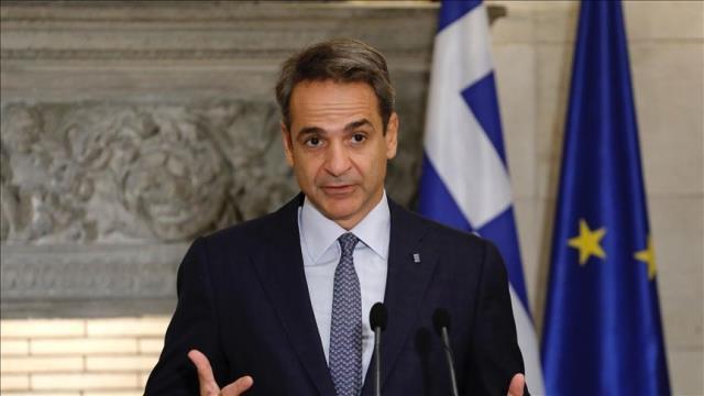 Yunanistan'da din adamları Fransa'dan satın alınan Rafale savaş uçaklarını kutsal suyla kutsadı