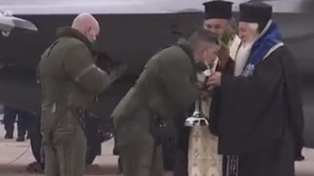 Yunanistan'da din adamları Fransa'dan satın alınan Rafale savaş uçaklarını kutsal suyla kutsadı