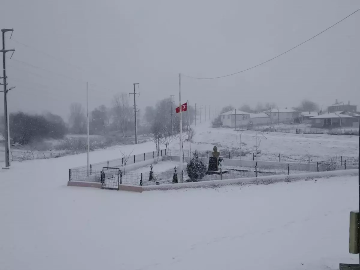 Kar yağışı İstanbul'un kapısına dayandı! Edirne beyaza büründü