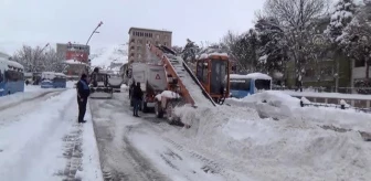 Ekipler şehir merkezinden günde 500 kamyon kar tahliye ediyor