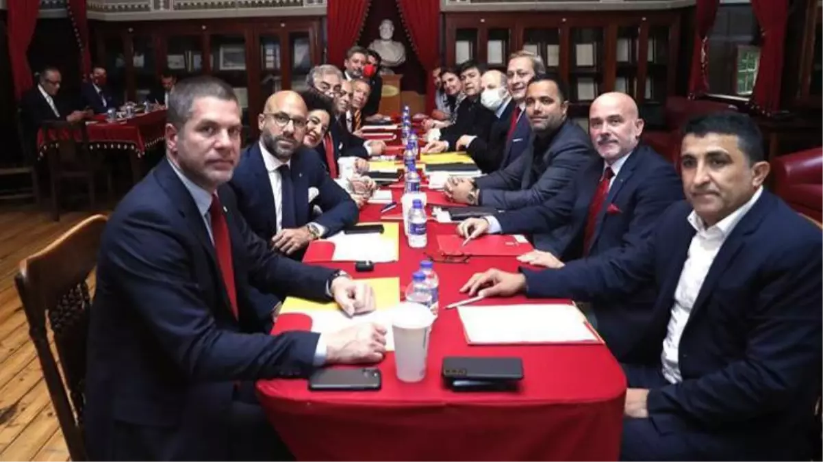 Galatasaray'da radikal kararlar yolda! Stattaki toplantının detayları ortaya çıktı