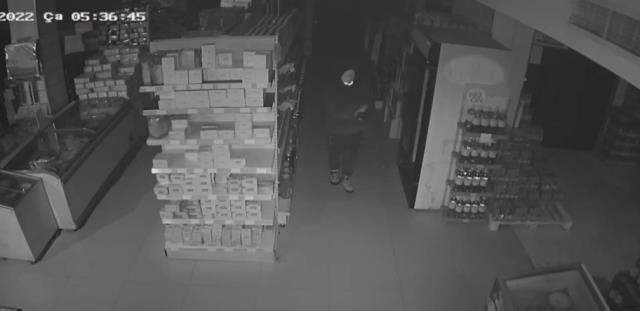 Girdiği markette kasaları boşaltan hırsız, işini bitirdikten sonra soda içti