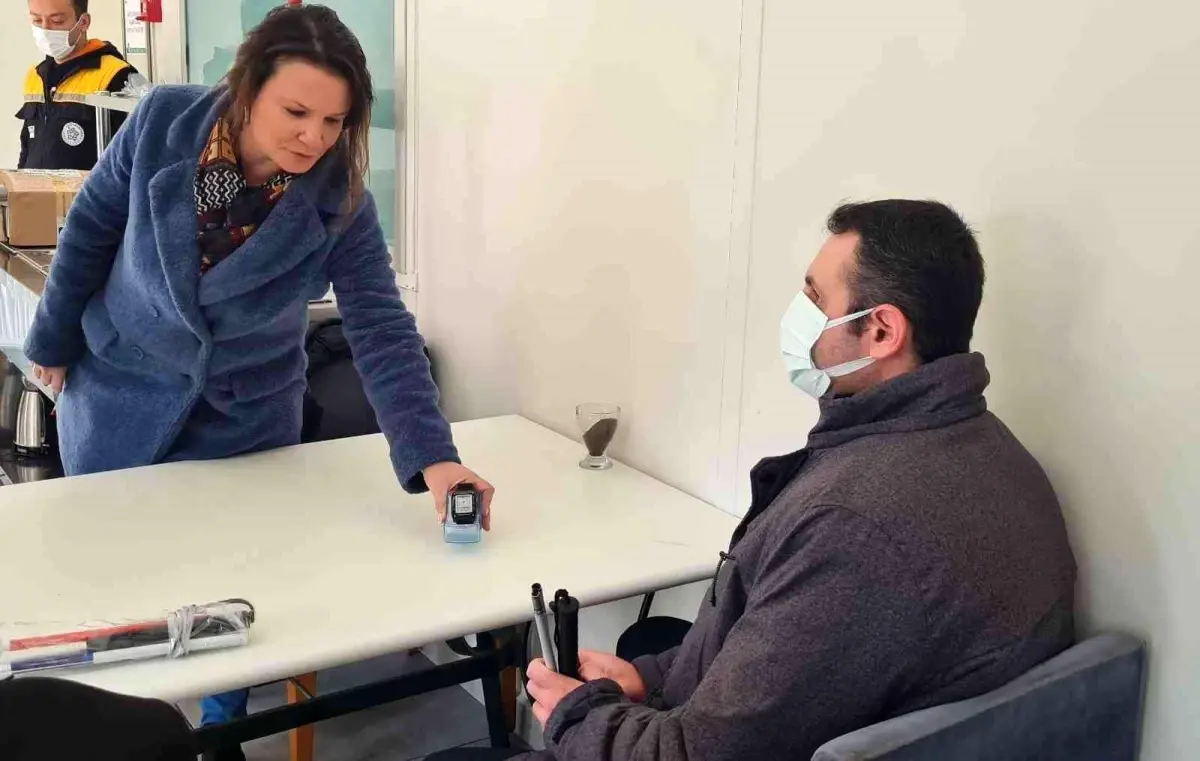 Görme engellilere baston ve konuşan saat
