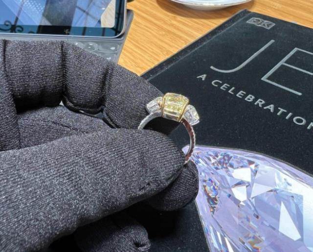 Herkes Hadise'nin yüzüğüne baktı ama asıl servet kolda! Mehmet Dinçerler'in saatinin değeri de 3 milyon TL