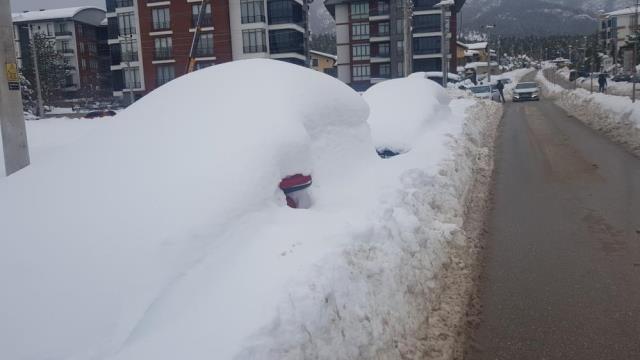 Kar altında kaybolan araçlarını 4 gün sonra çıkartabildiler