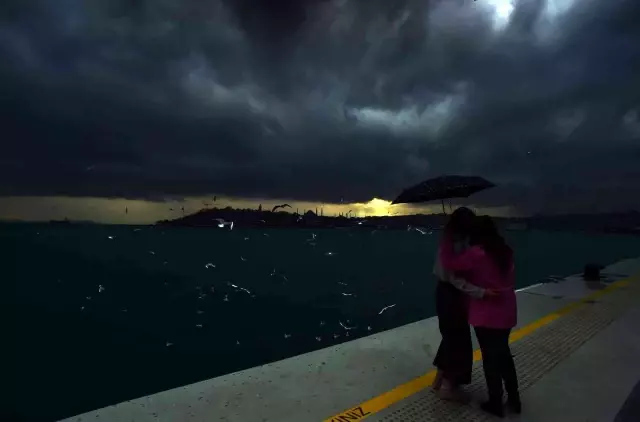 Kar yağışı öncesi İstanbul'u kara bulutlar kapladı