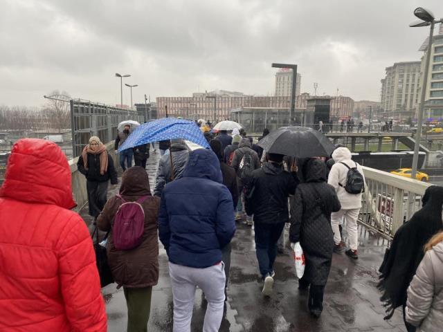 Kar yağışı öncesi İstanbul'u kara bulutlar kapladı