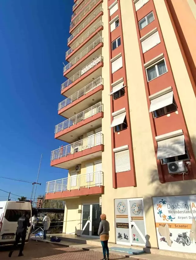 Öğrencilerine karne vermeye hazırlanan öğretmen 13. kattaki balkonundan düşüp öldü