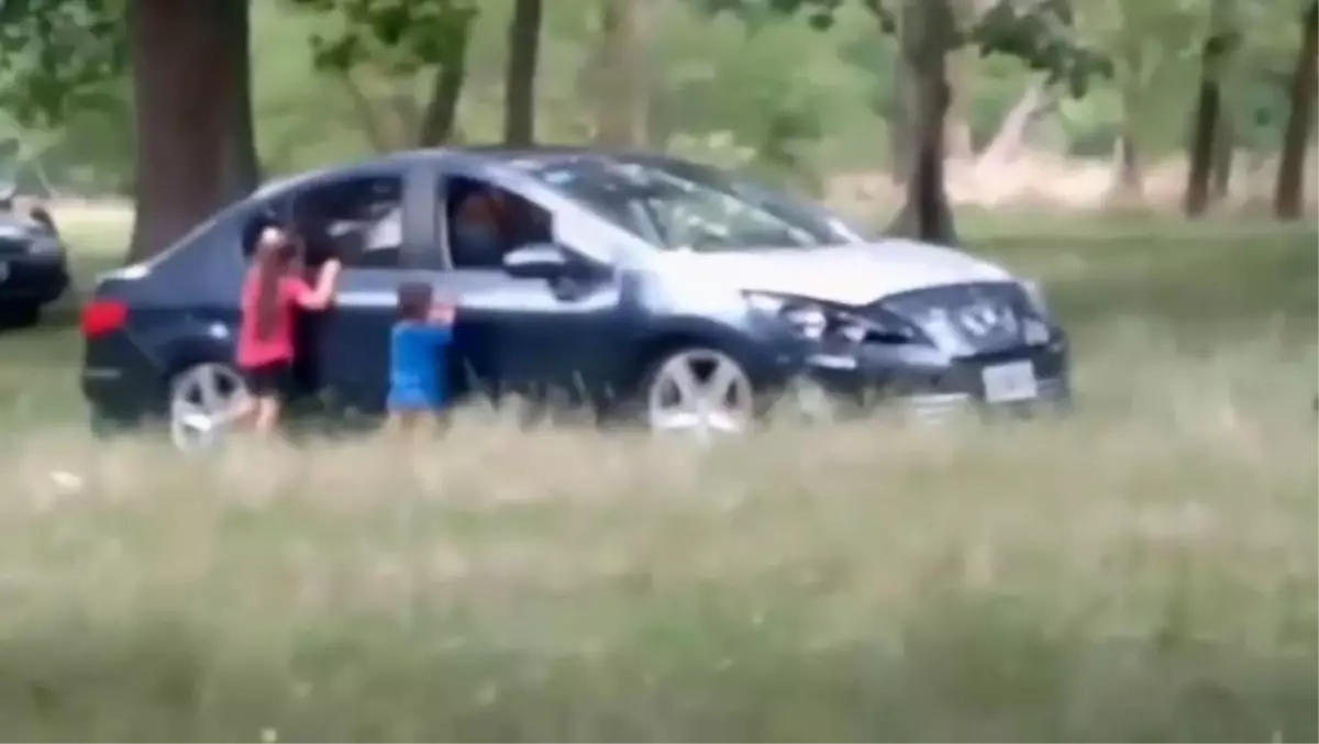 Rezilliğin böylesi! Çocuklarını zorla araçtan indirip erkek arkadaşıyla birlikte oldu