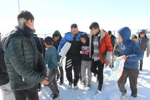 Son dakika! Şırnak'ta polisler ile çocukların kar eğlencesi