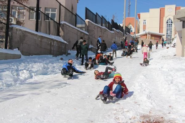 Son dakika! Şırnak'ta polisler ile çocukların kar eğlencesi
