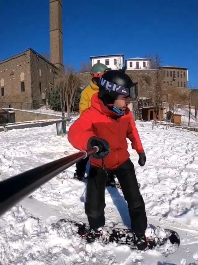 Tarihi sur ilçesinde snowboardla kayak keyfi