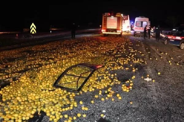 Denizli'de yolcu otobüsü, tıra arkadan çarptı: 1 kişi hayatını kaybetti, 21 yolcu yaralı