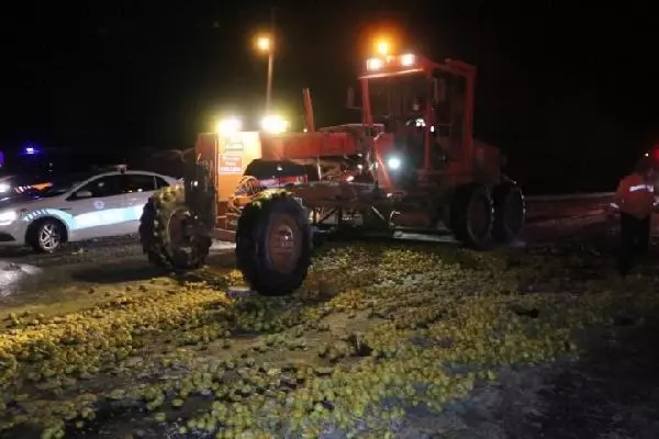 Denizli'de yolcu otobüsü, tıra arkadan çarptı: 1 kişi hayatını kaybetti, 21 yolcu yaralı