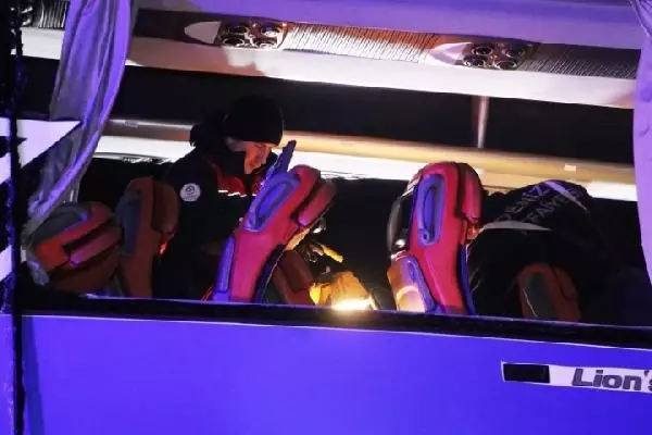 Denizli'de yolcu otobüsü, tıra arkadan çarptı: 1 kişi hayatını kaybetti, 21 yolcu yaralı