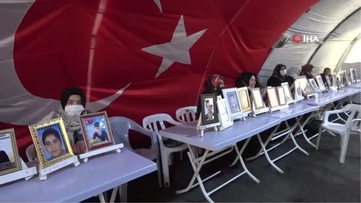 Acılı anne, her gün 50 kilometre uzaktan evlat nöbeti için geliyor