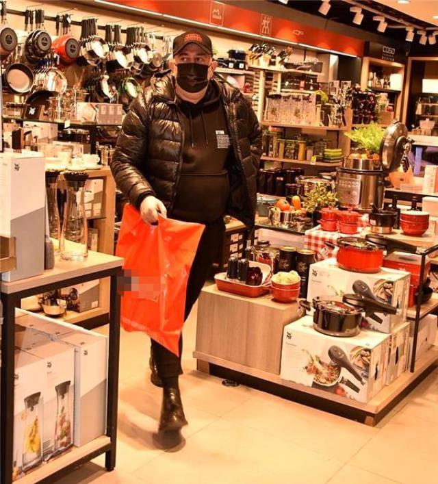 Alışverişe çıkan Cem Yılmaz 1 saatte binlerce lira harcadı