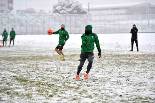 Bursaspor yoğun kar yağışı altında Eyüpspor maçı hazırlıklarını tamamladı