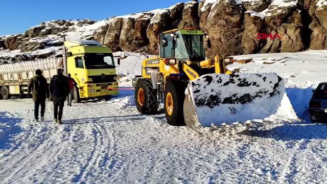 Diyarbakır'dan saman getiren TIR, Kars'ın karlı yolunda rampada kaldı