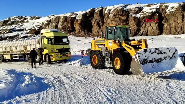 Diyarbakır'dan saman getiren TIR, Kars'ın karlı yolunda rampada kaldı