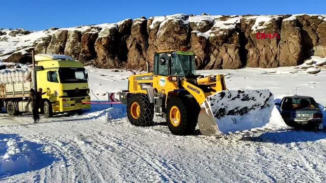 Diyarbakır'dan saman getiren TIR, Kars'ın karlı yolunda rampada kaldı