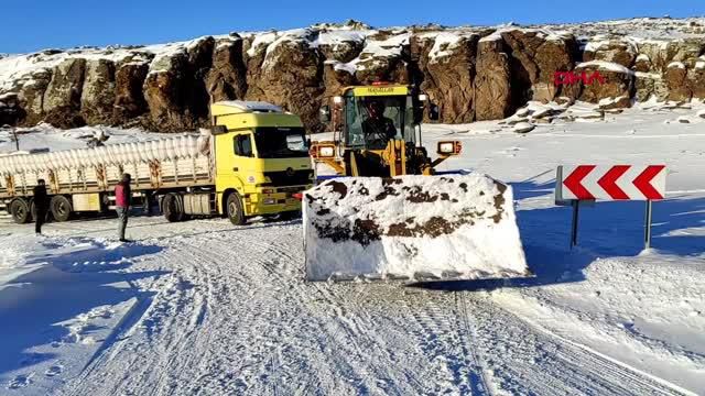 Diyarbakır'dan saman getiren TIR, Kars'ın karlı yolunda rampada kaldı